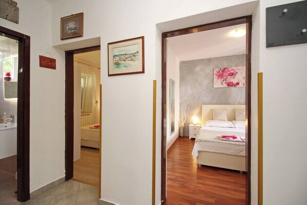 2 bedrooms, WiFi, bed sheets - Apartment Lana priz - near the Center and the Beach (Baska)