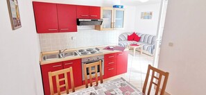 Fridge, oven, stovetop, coffee/tea maker