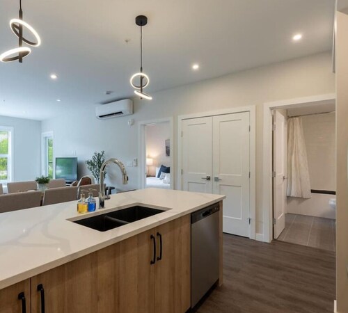 Cosmo’s Getaway | Mtn Views | AC | BBQ | King Bed