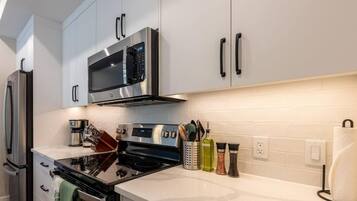 Réfrigérateur, micro-ondes, four, plaque de cuisson