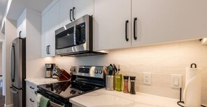 Réfrigérateur, four à micro-ondes, un four, surface de cuisson