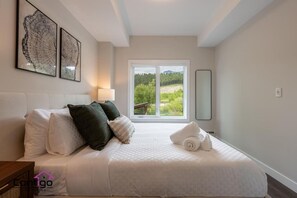 2 chambres, bureau, fer et planche à repasser, lit de bébé portatif