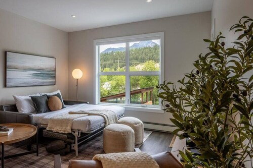 Cosmo’s Getaway | Mtn Views | AC | BBQ | King Bed