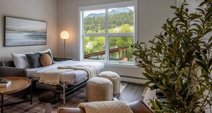 Cosmo’s Getaway | Mtn Views | AC | BBQ | King Bed