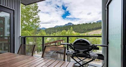 Cosmoâs Getaway | Mtn Views | AC | BBQ | King Bed