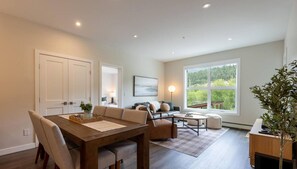 Smart TV, books, stereo, offices