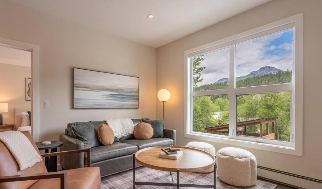 Smart TV, books, stereo, offices