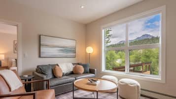 Smart-TV, BĂŒcher, Stereoanlage, Arbeitsbereiche