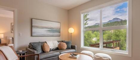 Smart-TV, Bücher, Stereoanlage, Arbeitsbereiche