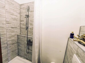 Douche, serviettes fournies