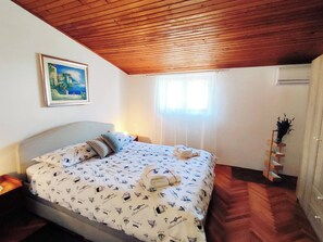 3 bedrooms, WiFi, bed sheets - Small semi-detached house Radojevic for 4-5 persons (Baska)