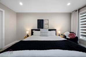 4 bedrooms, desk, iron/ironing board, travel cot - Spacious 4 BR | Steps to Stadium & Rogers | Garage (Edmonton)
