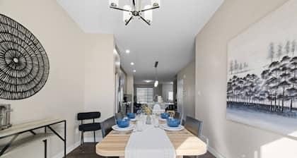4 BR | Pet Friendly | Steps to Stadium & Rogers!