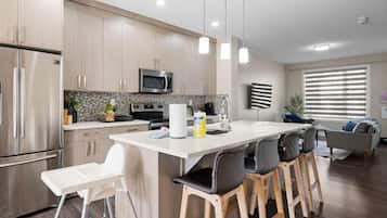 Frigorífic, microones, forn i placa de cuina