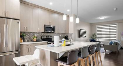 Spacious 4 BR | Steps to Stadium & Rogers | Garage