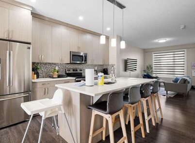 Spacious 4 BR | Steps to Stadium & Rogers | Garage