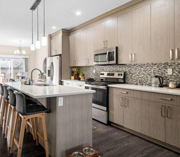 Fridge, microwave, oven, stovetop - Spacious 4 BR | Steps to Stadium & Rogers | Garage (Edmonton)