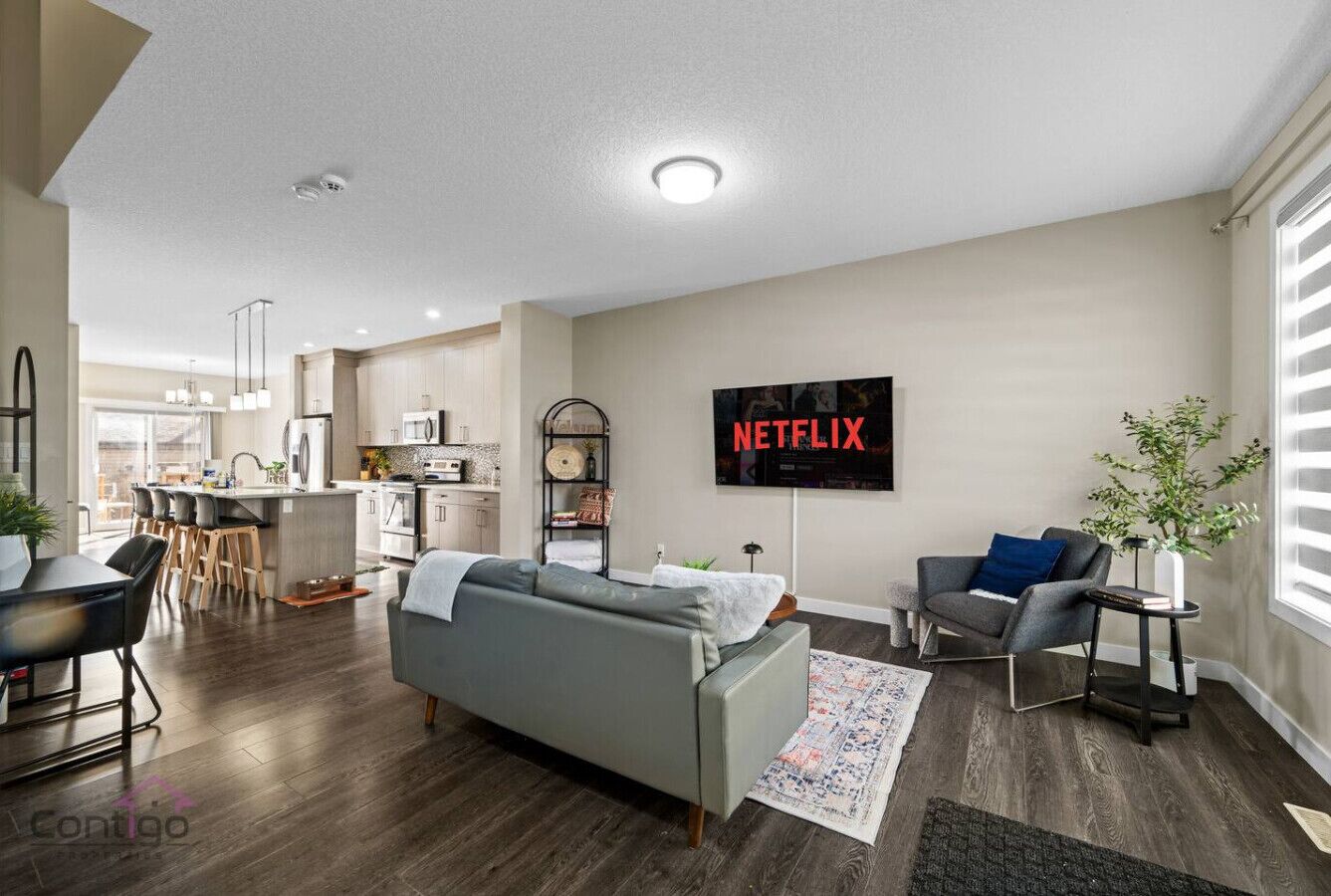 Een smart-tv, boeken en een kantoor