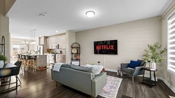 Een smart-tv, boeken en een kantoor