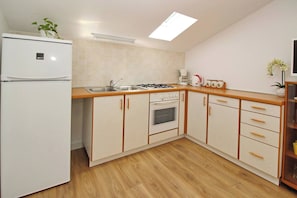 Réfrigérateur, four, plaque de cuisson, cafetière/bouilloire