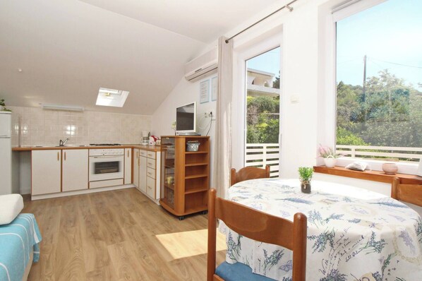 Fridge, oven, stovetop, coffee/tea maker - Apartment Cubranic S. Senj - in Harbour, near the Sea (Baska)