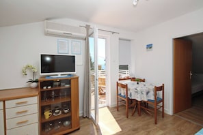 Dining - Apartment Cubranic S. Senj - in Harbour, near the Sea (Baska)