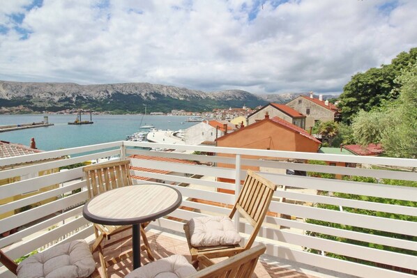 Outdoor dining - Apartment Cubranic S. Bs - in Harbour, near the Sea (Baska)