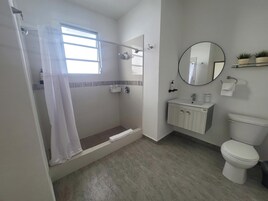Apartamento, 1 cama de matrimonio | Baño | Ducha, secador de pelo, toallas y jabón