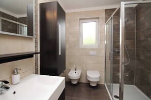 Shower, towels - Apartment Smojver No.2 - comfortable, with Terrace (Baska)