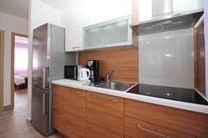 Réfrigérateur, micro-ondes, plaque de cuisson, lave-vaisselle