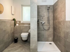 Shower, hair dryer, towels, soap - Experience Cochem: Moselle view, view of the Reichsburg & old town directly opposite (Cochem)