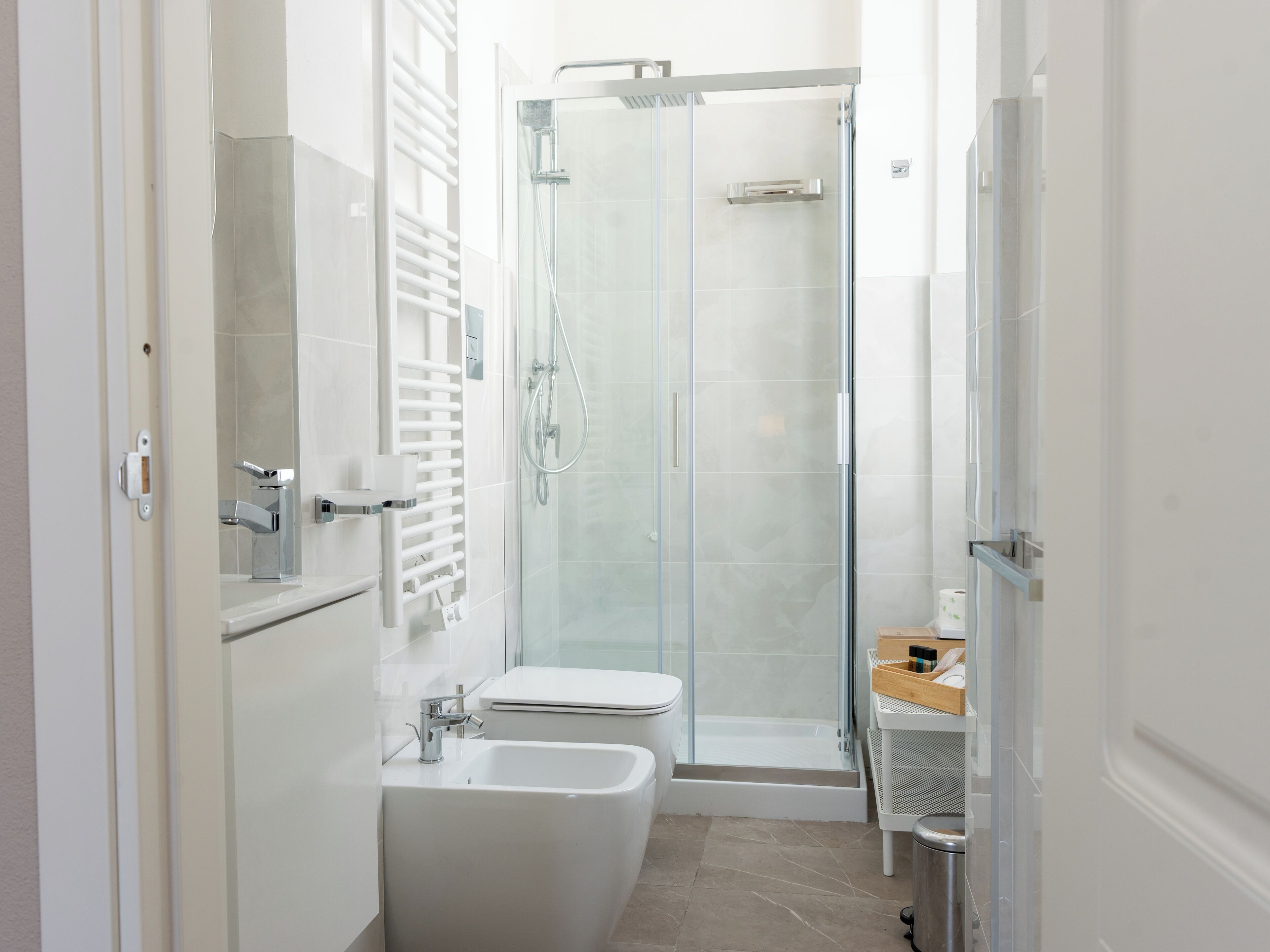 Dusche, Haartrockner, Hausschuhe, Handtücher
