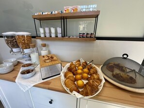 Free daily continental breakfast - Villa Demetrio Ars Hotel (San Rocco al Porto)