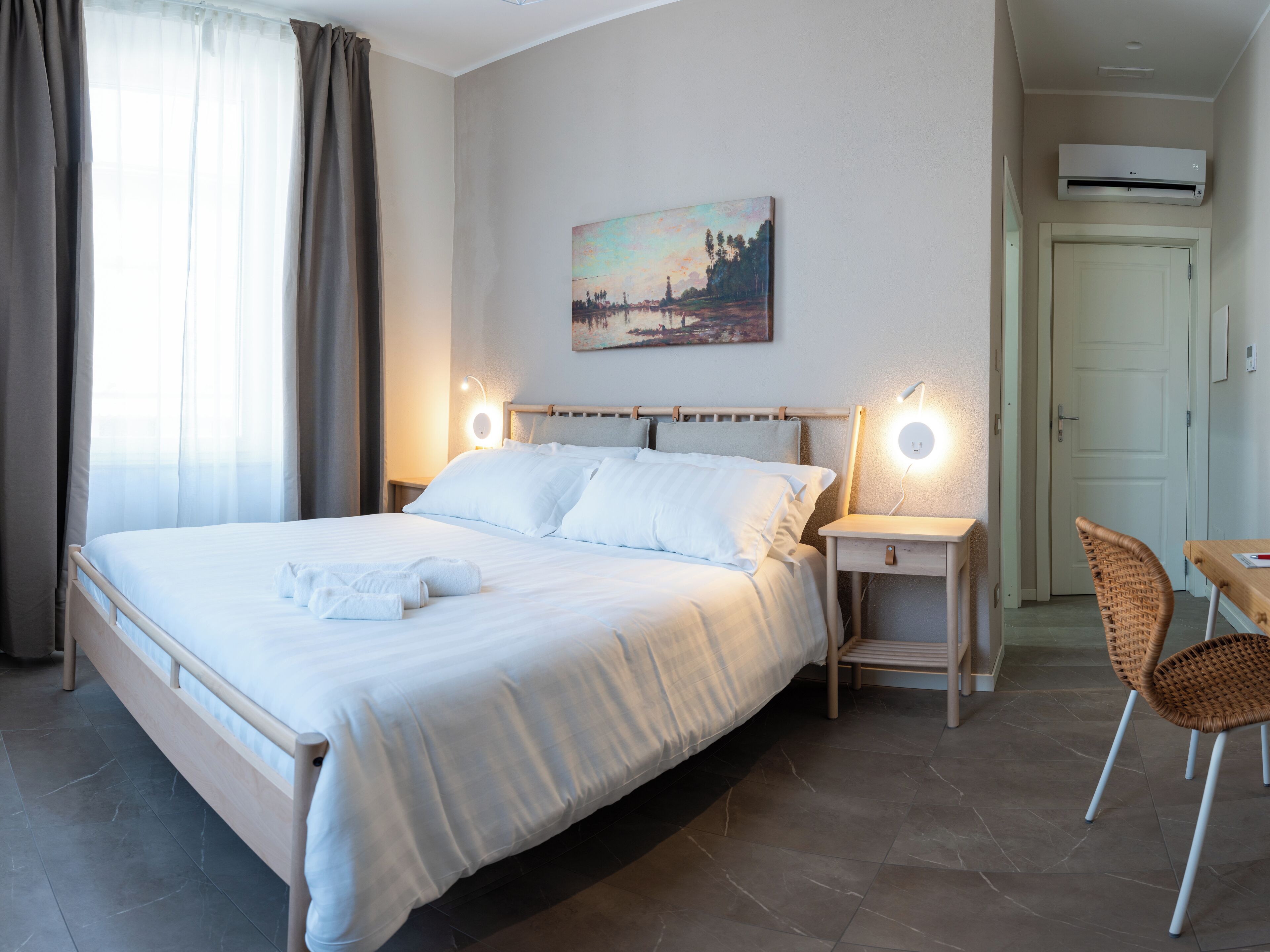 Cofres nos quartos, escrivaninha, espaço de trabalho para notebook