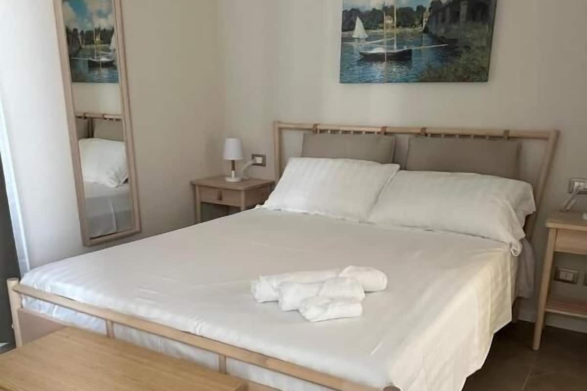 Comfort Double Room | 1 bilik tidur, peti besi dalam bilik, meja, ruang kerja komputer riba
