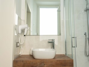 Shower, hair dryer, slippers, bidet - Villa Demetrio Ars Hotel (San Rocco al Porto)