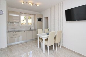 Dining - Charming Apartment Sunshine No.3 - with Balcony, 300 m from the Beach (Baska)