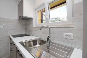Réfrigérateur, micro-ondes, plaque de cuisson, lave-vaisselle