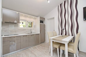 Dining - Charming Apartment Sunshine No.5 - with Balcony, 300 m from the Beach (Baska)
