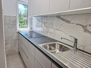 Fridge, microwave, stovetop, dishwasher - Charming Apartment Sunshine BS - with Balcony, 300 m from the Beach (Baska)