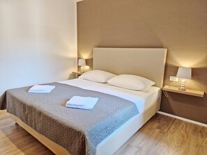 1 bedroom, WiFi, bed sheets - Charming Apartment Sunshine BS - with Balcony, 300 m from the Beach (Baska)