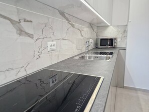 Fridge, microwave, stovetop, dishwasher - Charming Apartment Sunshine BS - with Balcony, 300 m from the Beach (Baska)