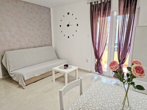 TV - Charming Apartment Sunshine BS - with Balcony, 300 m from the Beach (Baska)