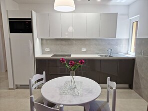 Een koelkast, een microgolfoven, een kookplaat, een vaatwasser