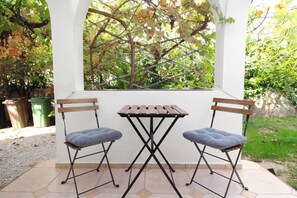 Outdoor dining - Apartment Valic (stari) - near the Center, 250m from the Beach (Baska)