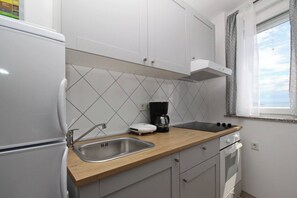 Fridge, oven, stovetop, coffee/tea maker