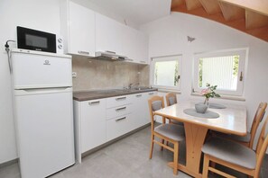 Réfrigérateur, micro-ondes, plaque de cuisson, cafetière/bouilloire