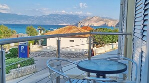 Property grounds - Apartment Vlahinja - with Balcony, 100m from the Beach (Baska)
