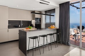 Geladeira, micro-ondas, fogão, lava-louças