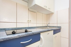 Stovetop, coffee/tea maker, cookware/dishes/utensils